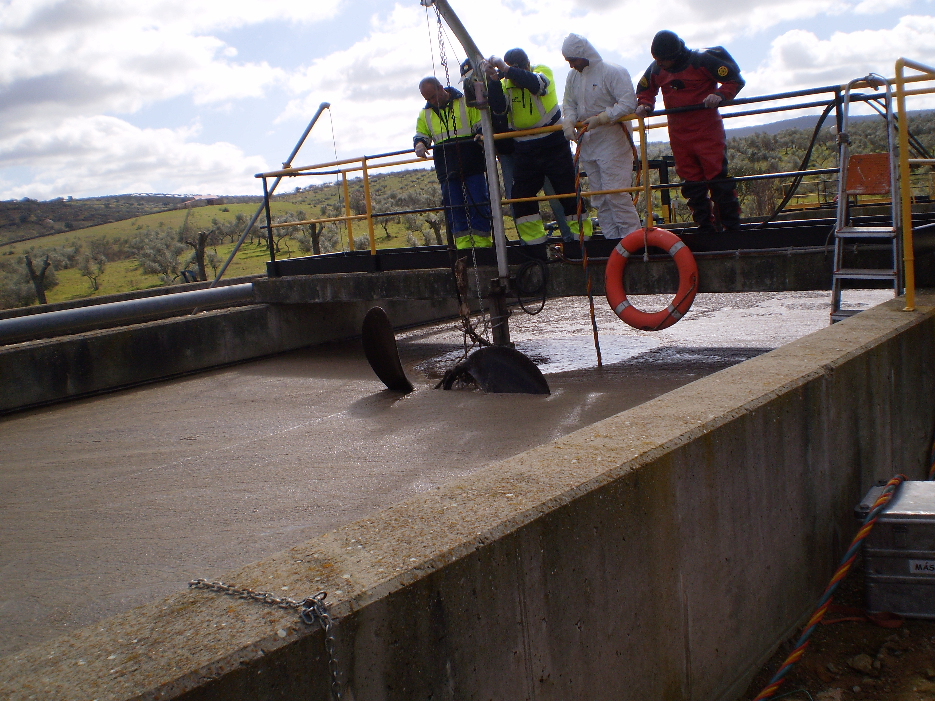 Aqualia recurre a buzos especializados para realizar obras de reparación en dos depuradoras de Badajoz