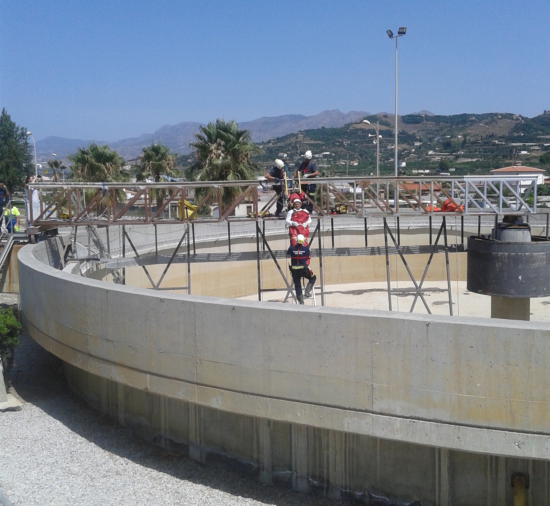 Rescate de un trabajador caído a la depuradora de Motril-Salobreña, el simulacro de emergencias llevado a cabo por aguas y servicios