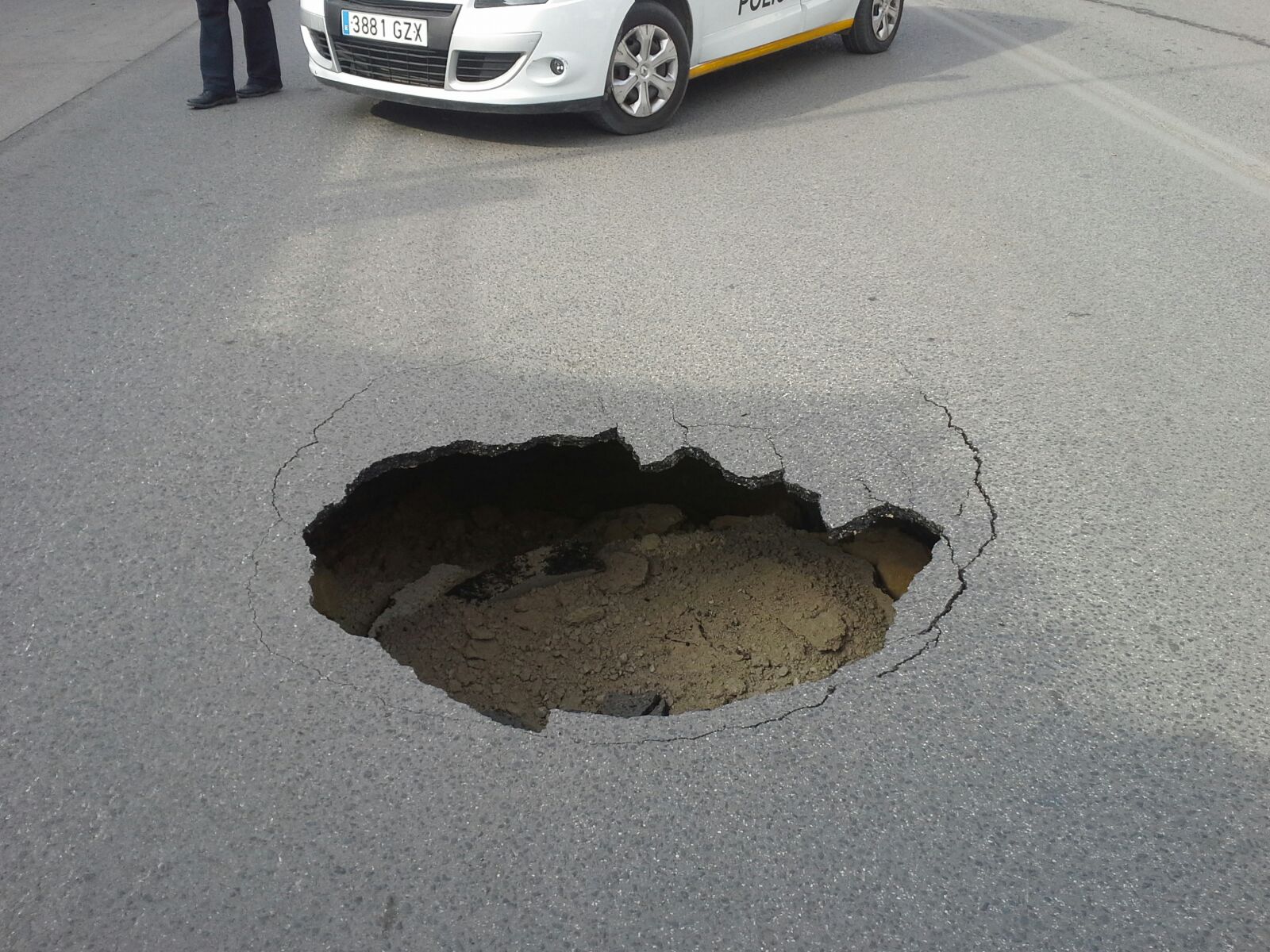 Aqualia trabaja para reparar un hundimiento de la calzada en Avenida de Las Piletas