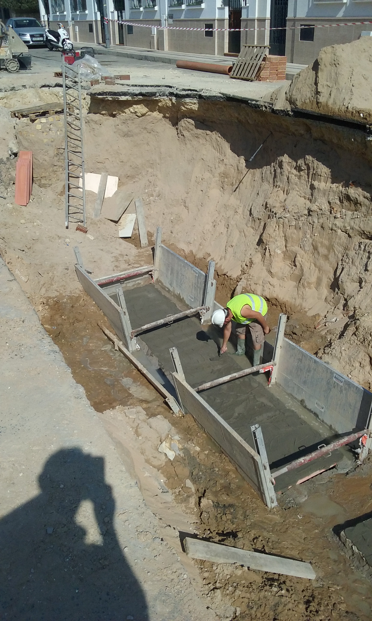 Aqualia confirma la corrosión como causante del socavón en la Avenida de Las Piletas de Sanlúcar