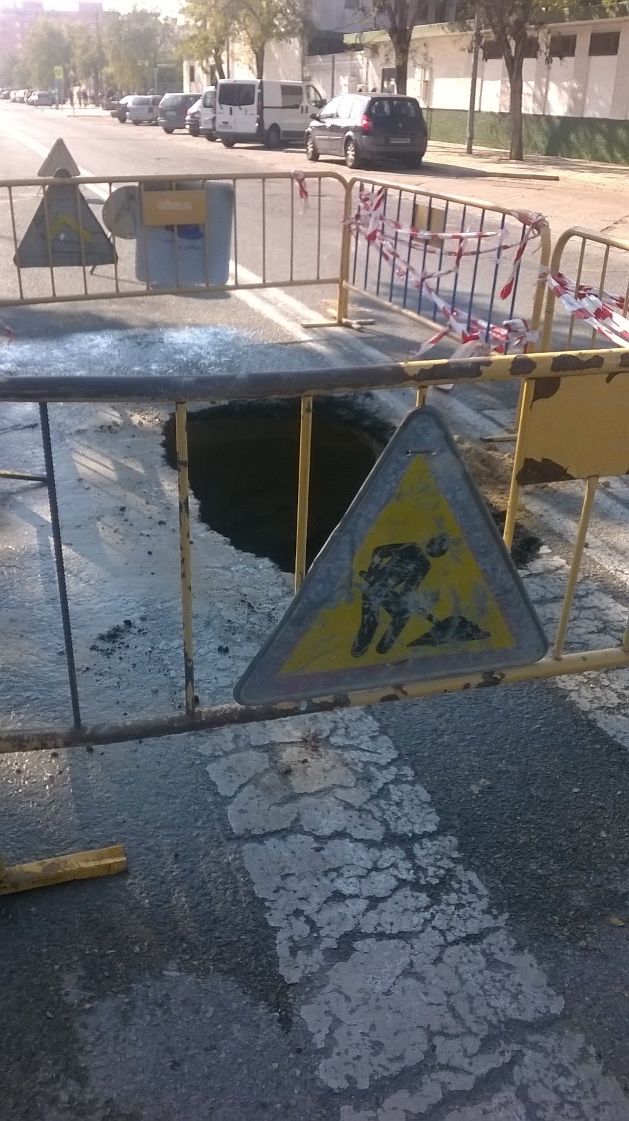 Aqualia trabaja en la reparación de un hundimiento en la avenida Bajo de Guía