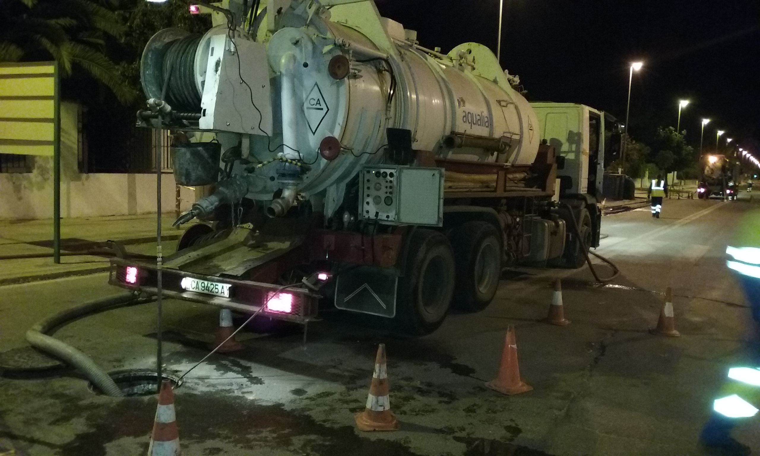 Aqualia limpia el colector principal de Sanlúcar para evitar atascos