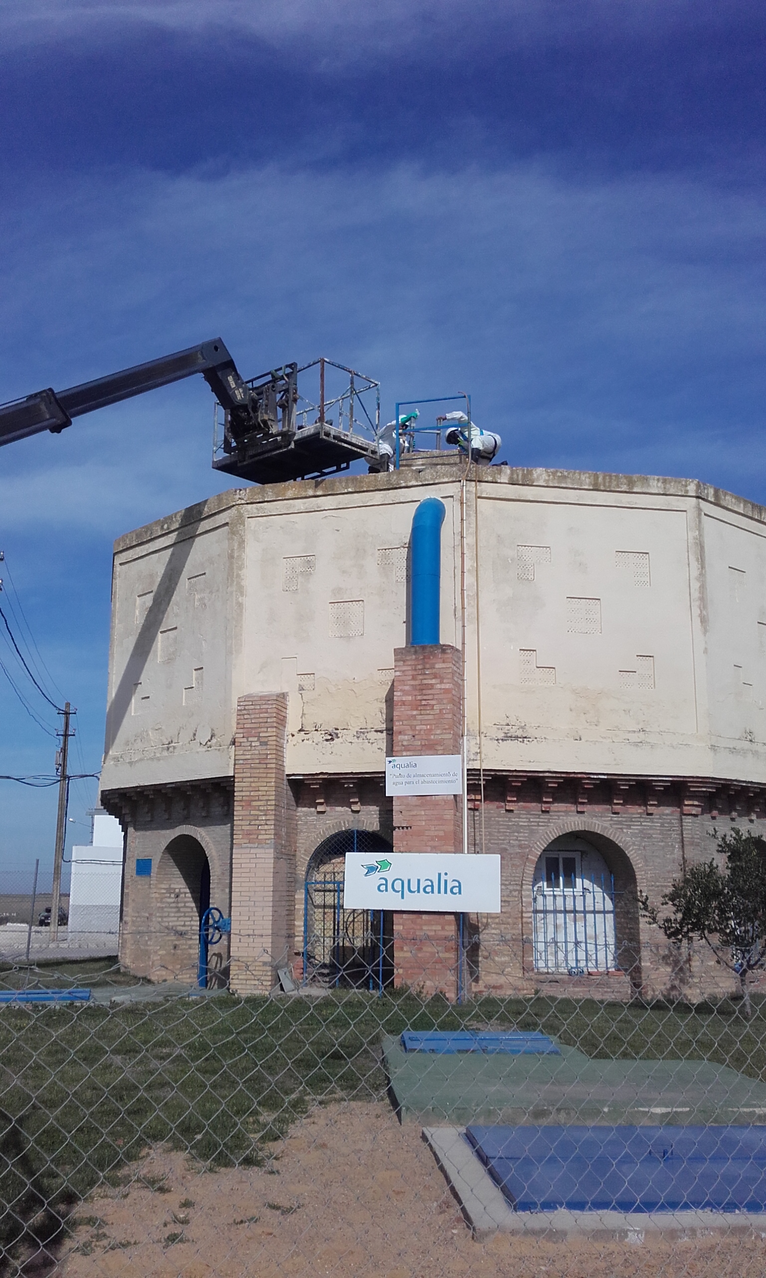 Limpieza del depósito de agua de Fuentes de Andalucía para prevenir enfermedades