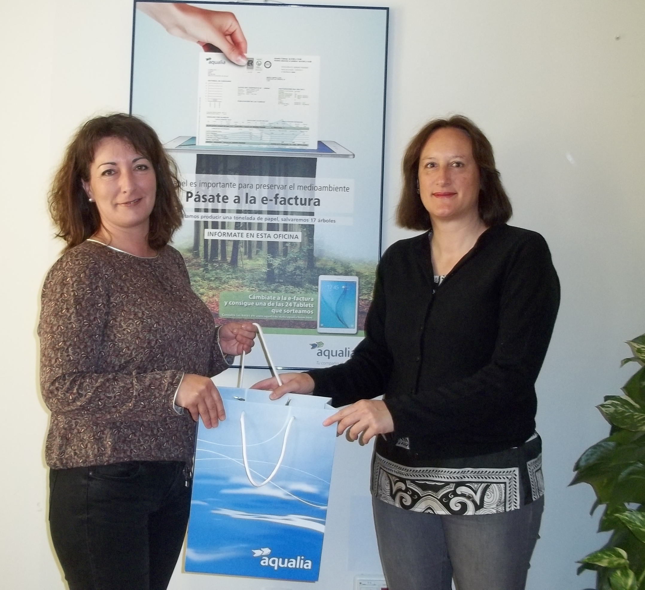 Pasarse a la factura electrónica tiene premio con Aqualia en Badajoz