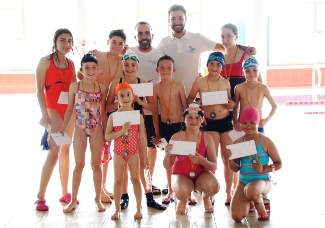 El Centro Deportivo Dénia concede 10 becas para los mejores nadadores de los cursos de natación