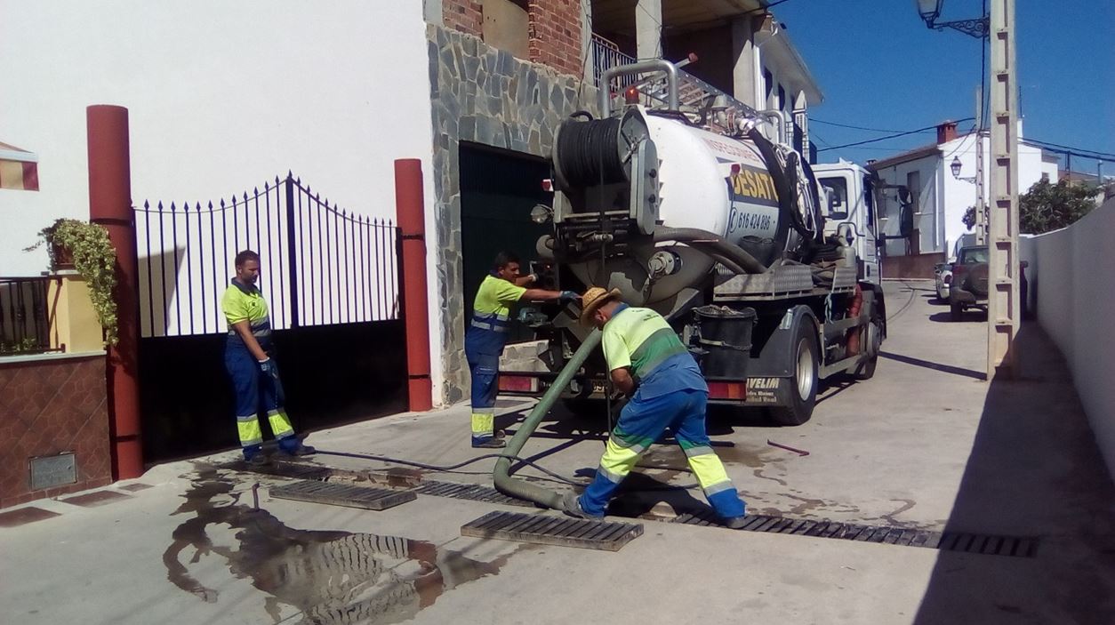 Aguas de Priego pone a punto el sistema de alcantarillado antes de las lluvias de otoño