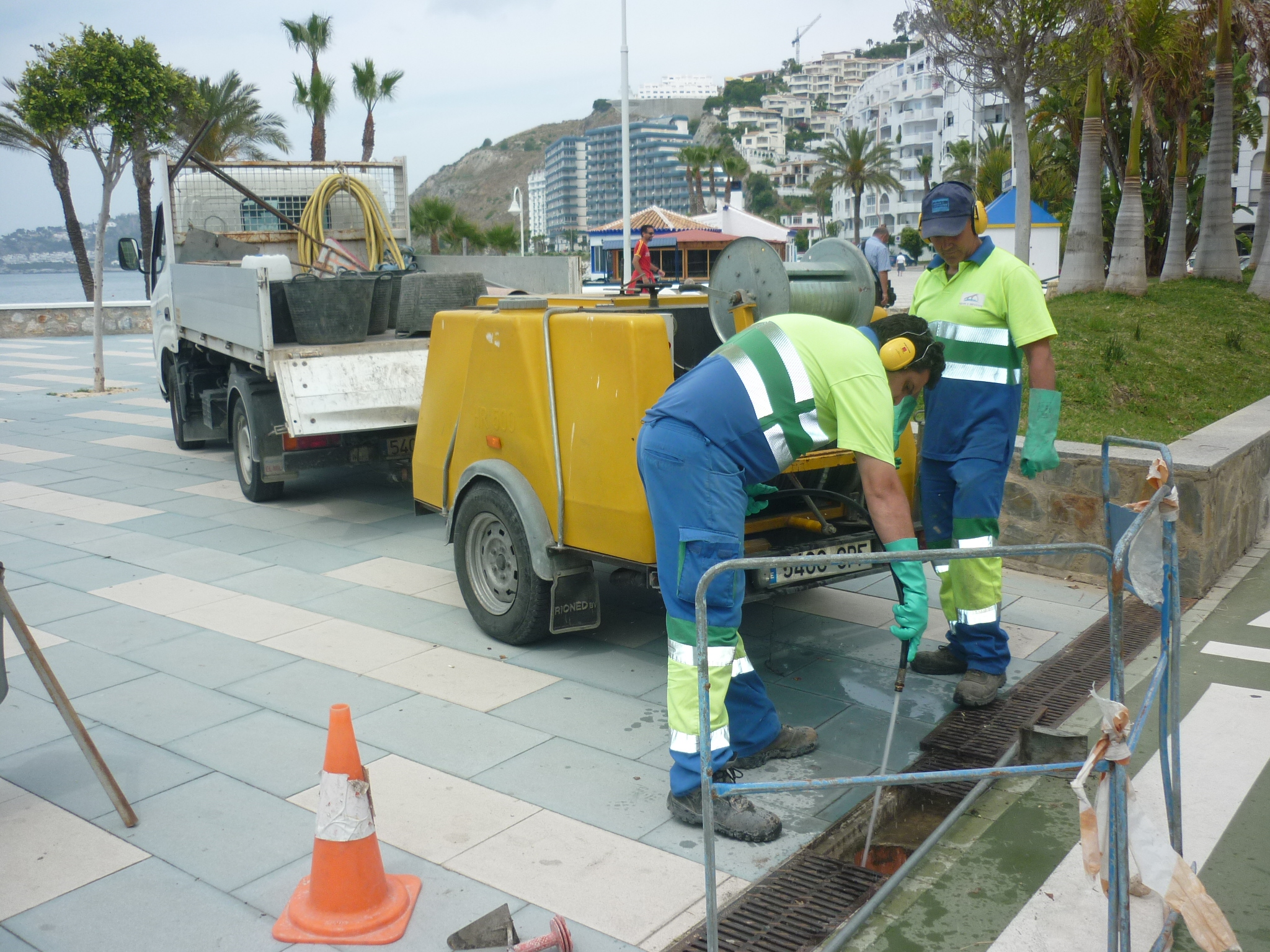 Aguas y Servicios de la Costa Tropical realiza 26.720 limpiezas de imbornales antes de otoño
