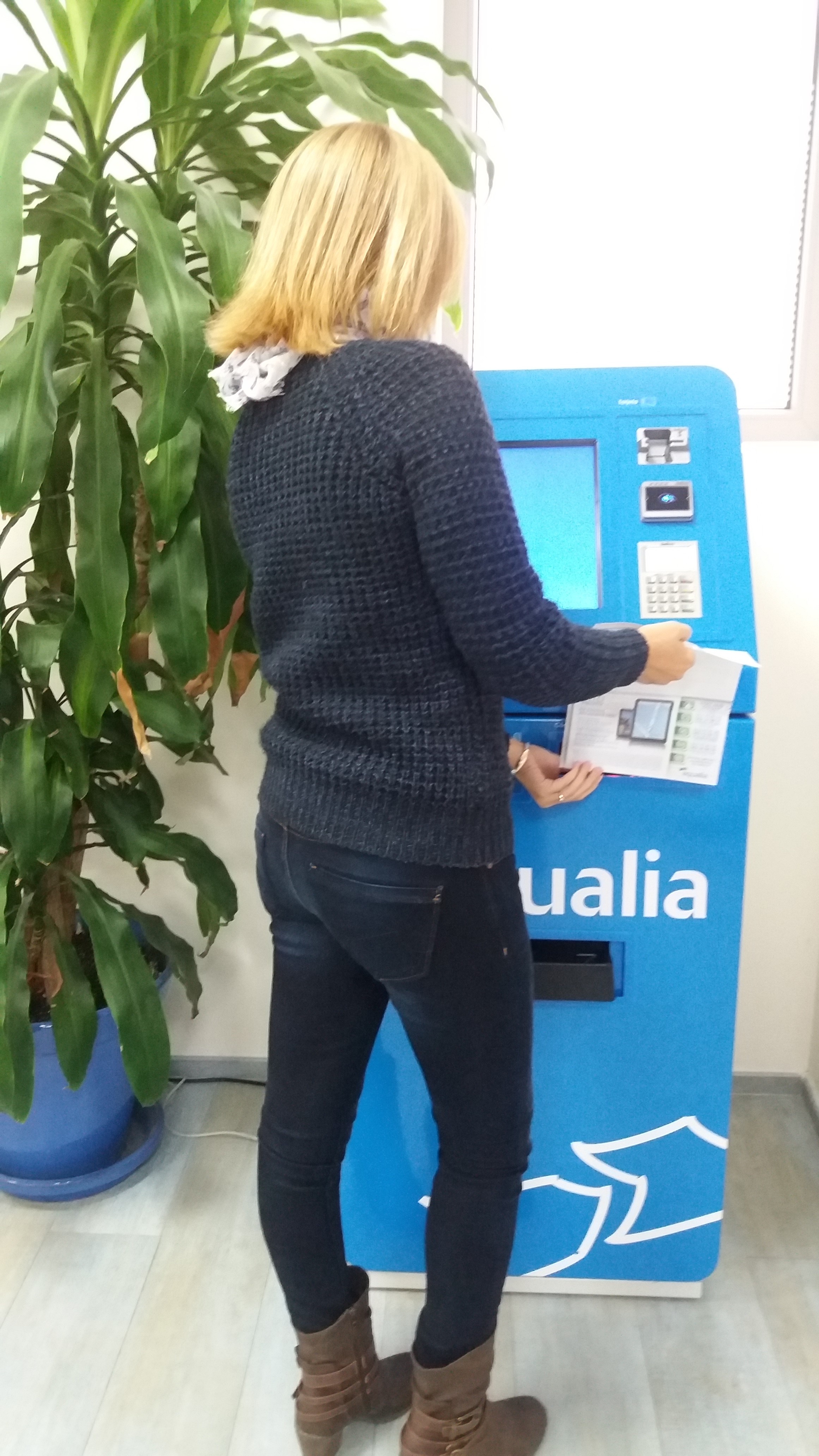 Aqualia agiliza el pago en su oficina de La Línea con un cajero automático