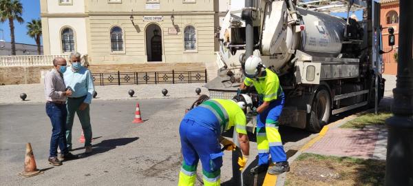 Alcalde supervisa los trabajos de limpieza de redes de saneamiento por parte de Aqualia en Chipiona