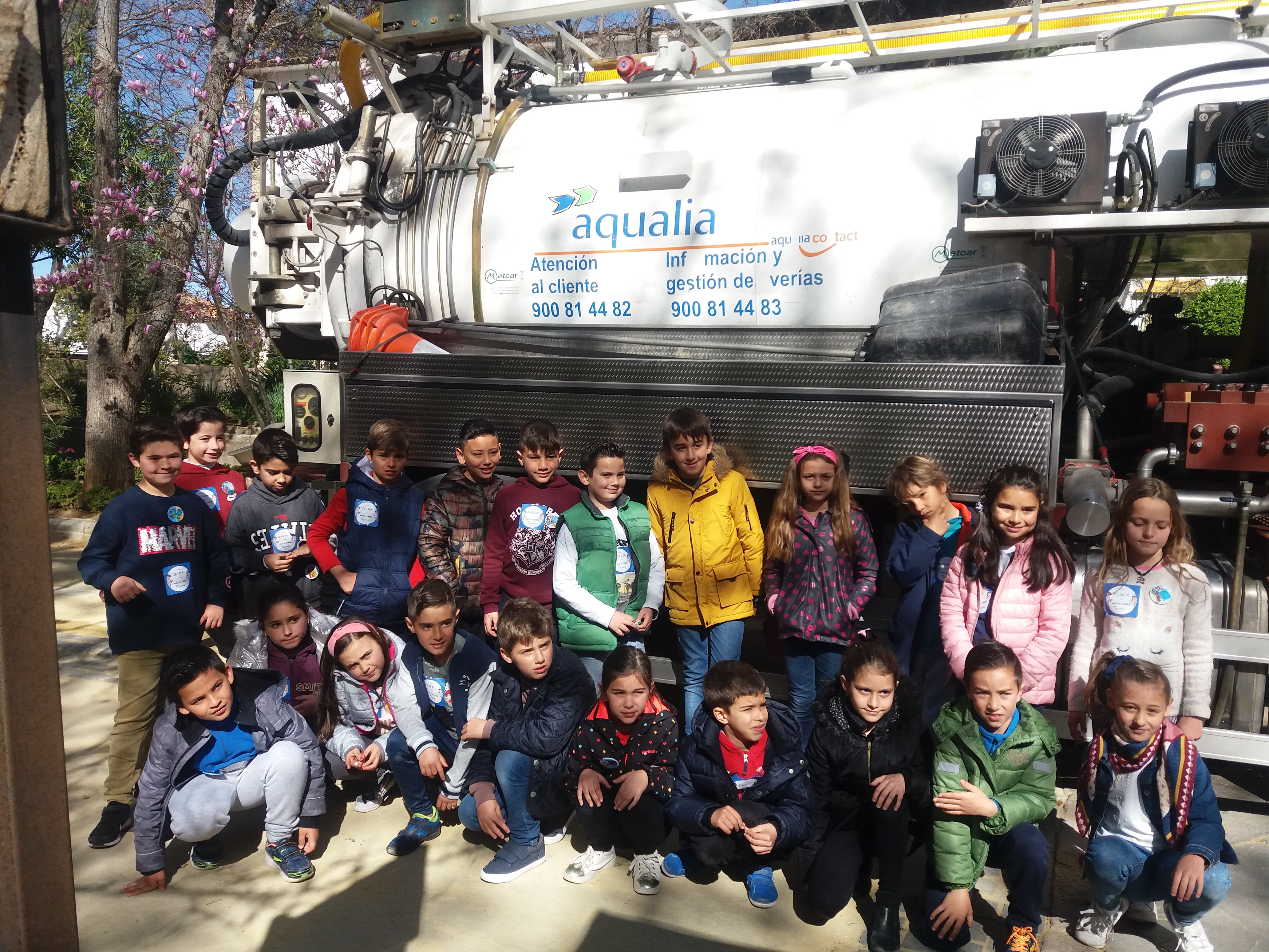 Alumnos delante del camión de saneamiento de Aqualia en Ronda (DMA)