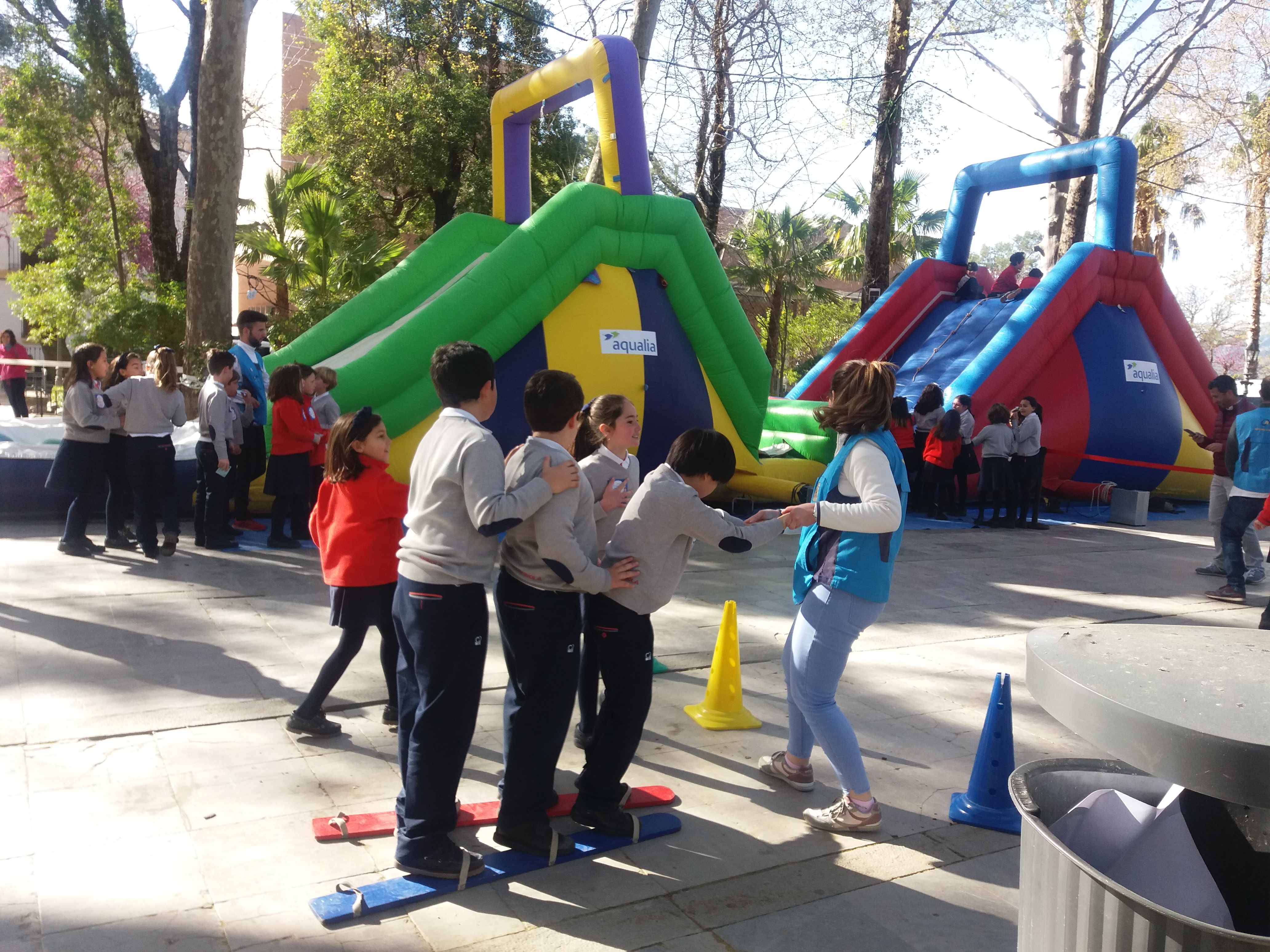 Castillos y psicomotricidad en la fiesta del agua de Aqualia en Ronda (DMA 2019)