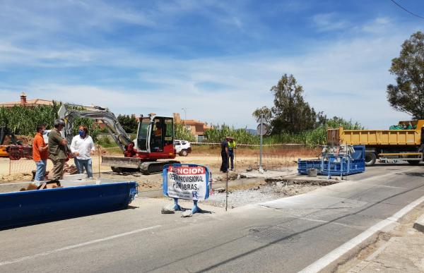Los responsables municipales y de la empresa supervisan el comienzo de los trabajos