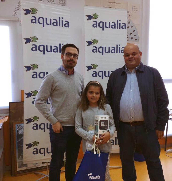 El Alcalde de Casas de Millán entrega los premios del Concurso Internacional de Dibujo Infantil de Aqualia
