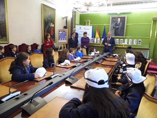 El Ayuntamiento de Oviedo y Aqualia entregan los premios del XIV Concurso Internacional de Dibujo Infantil