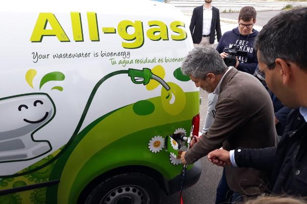 El Ministro del Interior prueba uno de los vehículos impulsados por el biogás que produce Aqualia en Chiclana