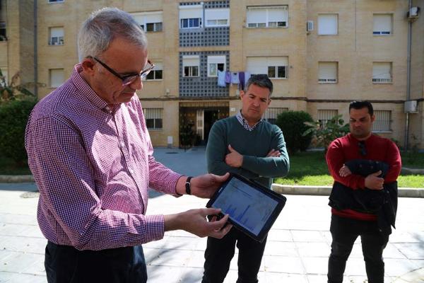 El alcalde de Rota visita el proyecto de lectura inteligente de contadores de agua en las 512 viviendas