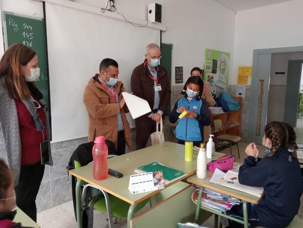 Aqualia entrega su regalo a las finalistas de Rota en su Concurso Digital Infantil