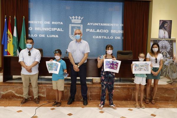 Los pequeños galardonados con su premio junto a los representantes del Ayuntamiento y de Aqualia