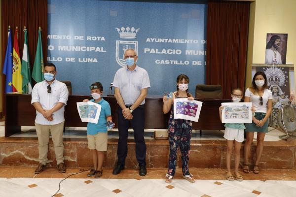 Los pequeños galardonados con su premio junto a los representantes del Ayuntamiento y de Aqualia