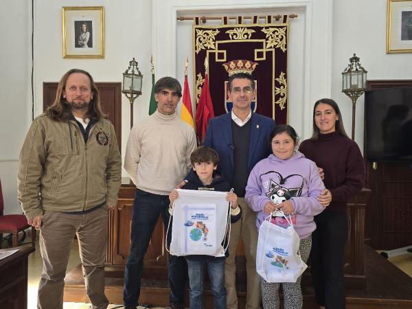 Dos estudiantes de Barbate reciben su premio del Concurso Digital de Aqualia para concienciar sobre la protección de la biodiversidad