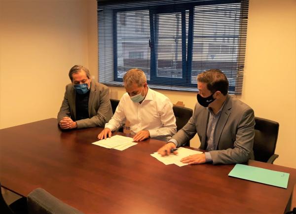 Desde la izqda.: Justo Suárez, delegado de Aqualia en Campo de Gibraltar; Sebastián Galindo, representante de los trabajadores de Tarifa; y César Durán, jefe de Personas y Cultura de Aqualiay