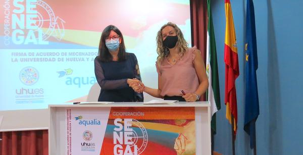 La rectora de la UHU y la directora de la Delegación de Huelva de Aqualia firman el convenio