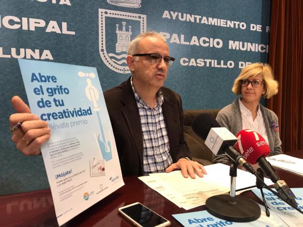Antonio Gragera - de Aqualia - y Esther García - del Ayuntamiento de Rota - presentan el concurso