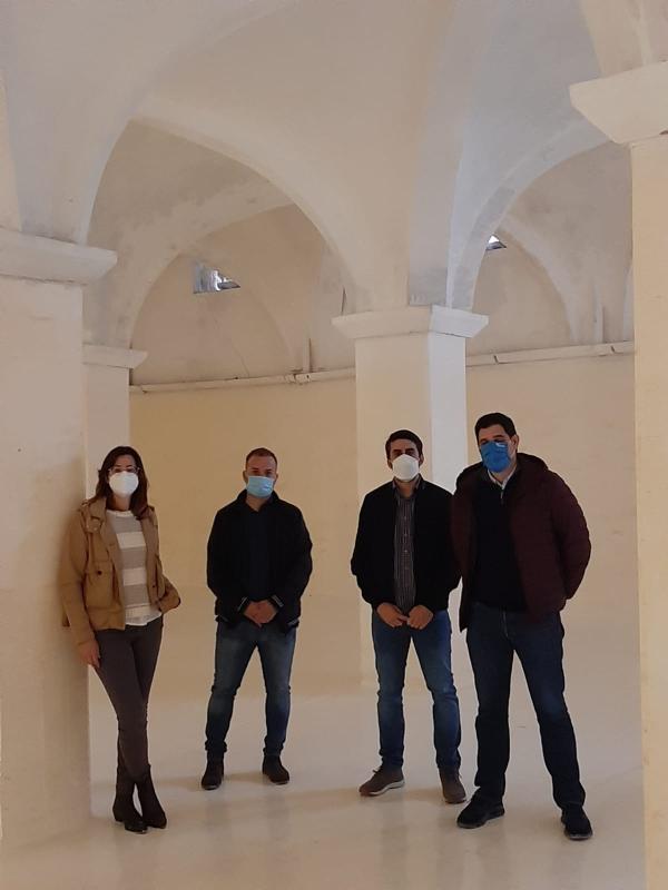 Miembros de la corporación municipal y el jefe de servicio de Aqualia visitando los trabajos de desinfección del interior del depósito
