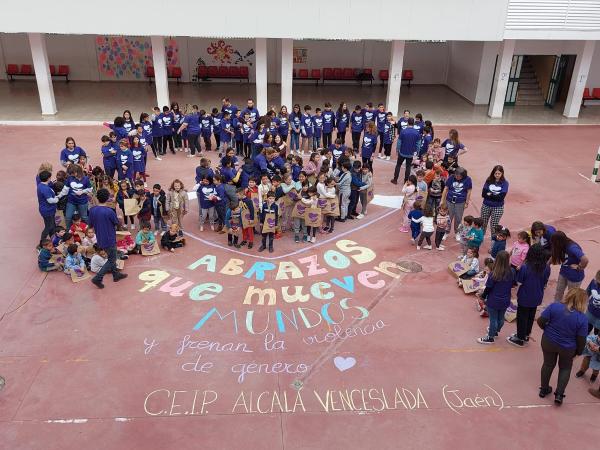 Alumnos del colegio Alcalá Venceslada de Jaén participando en la campaña de Aqualia a favor de las víctimas de violencia de género