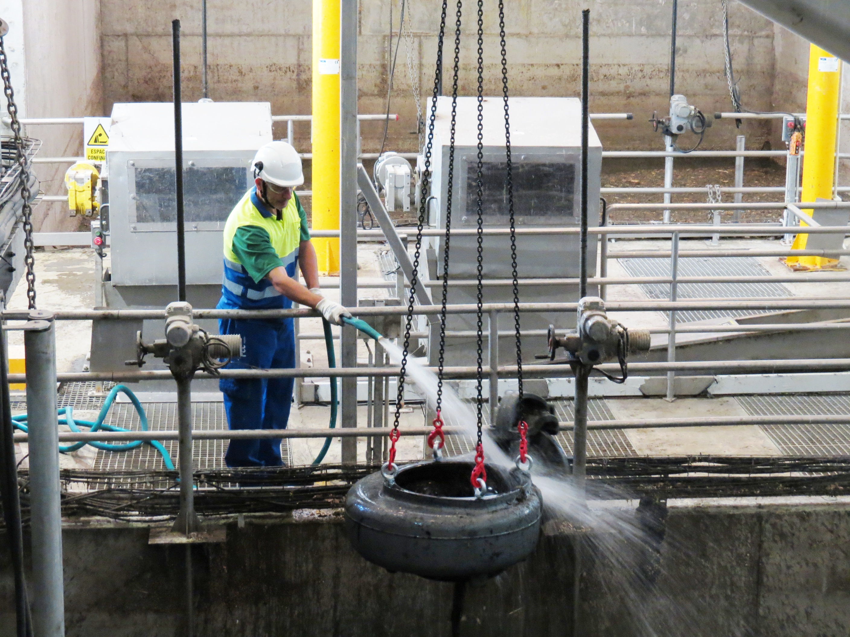 Un buzo se sumerge en agua residual para realizar una reparación en la depuradora de La Ranilla