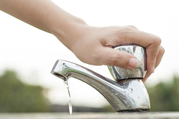 Un camión rompe la tubería que abastece al depósito de Casapalma y provoca desabastecimiento de agua en Cártama Estación y parte baja del núcleo urbano