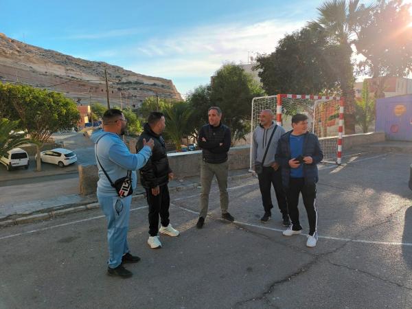 El concejal de Agua, Juan José Segura, con el presidente y vecinos de la AA.VV. La Chanca-Pescadería