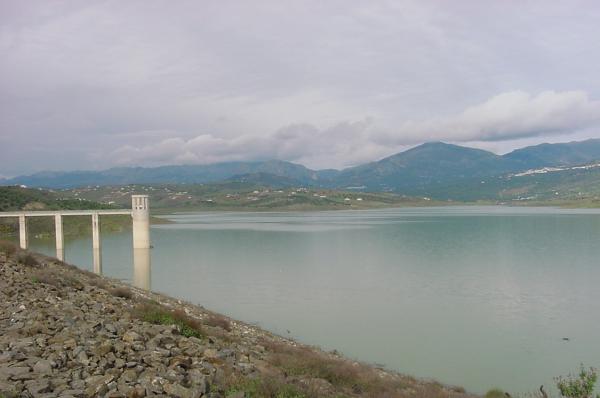 La avería en la tubería del pantano de La Viñuela deja sin agua a Triana y varios diseminados de Vélez-Málaga