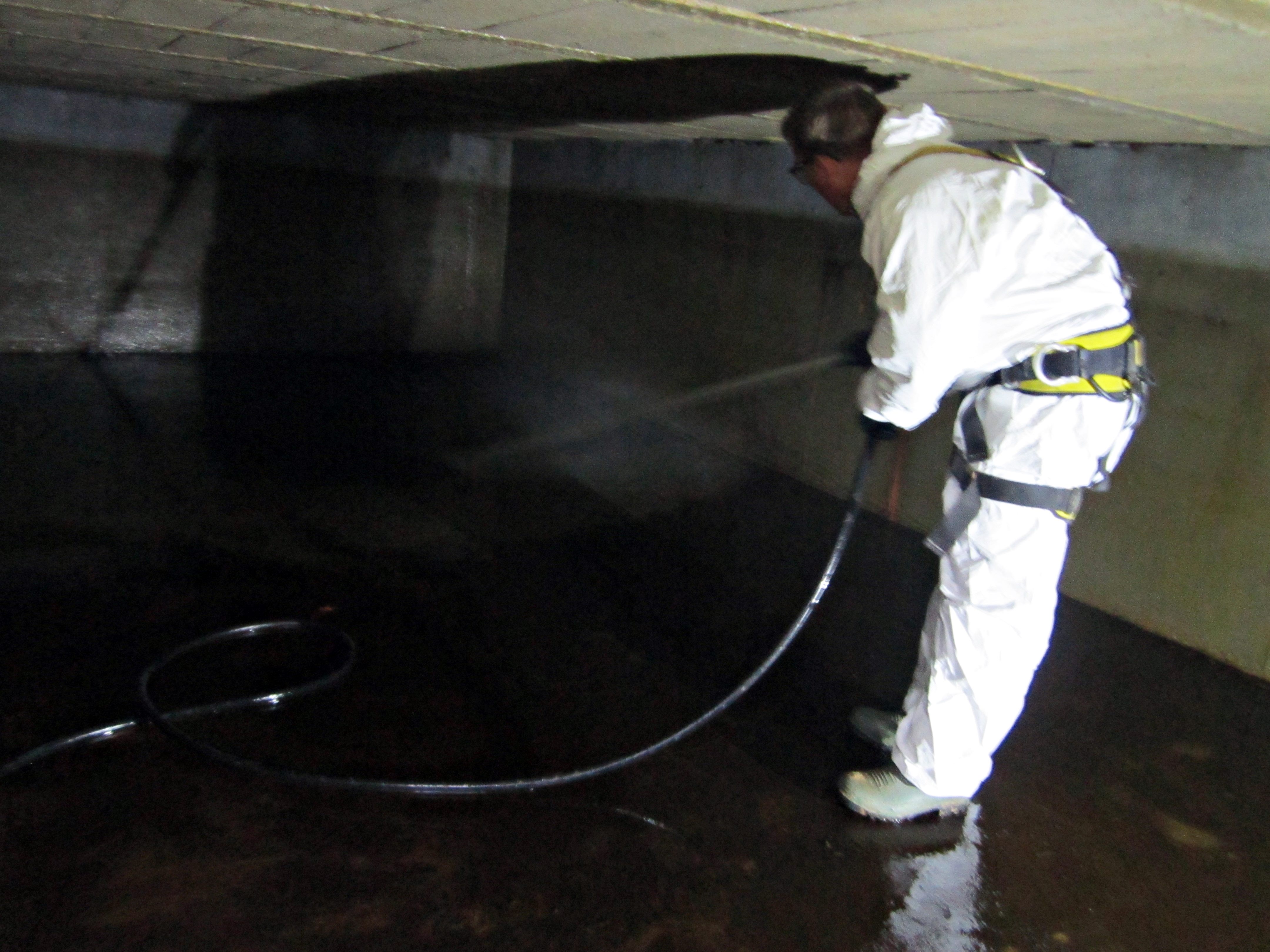 Aqualia realiza la limpieza del aljibe de Alcazaba para garantizar la calidad del agua