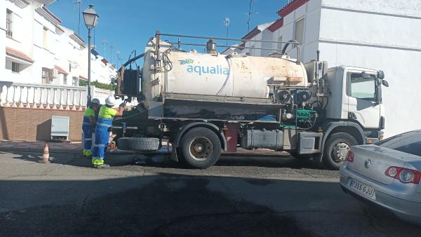 Más de 1.200 horas de trabajo para extraer la suciedad del alcantarillado de Almonte