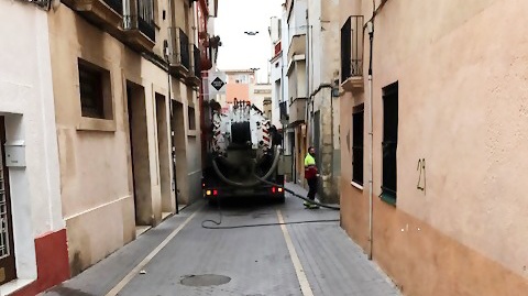 Limpieza de la red municipal de saneamiento de El Vendrell (Tarragona) para prevenir problemas de inundaciones de cara a la época de lluvias
