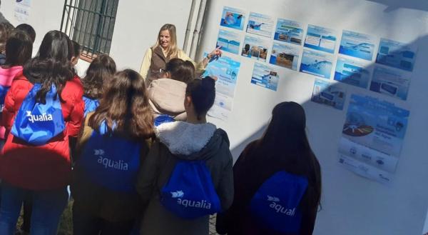 Soledad Fernández, de Agua y Gestión, explicando el ciclo del agua a los alumnos