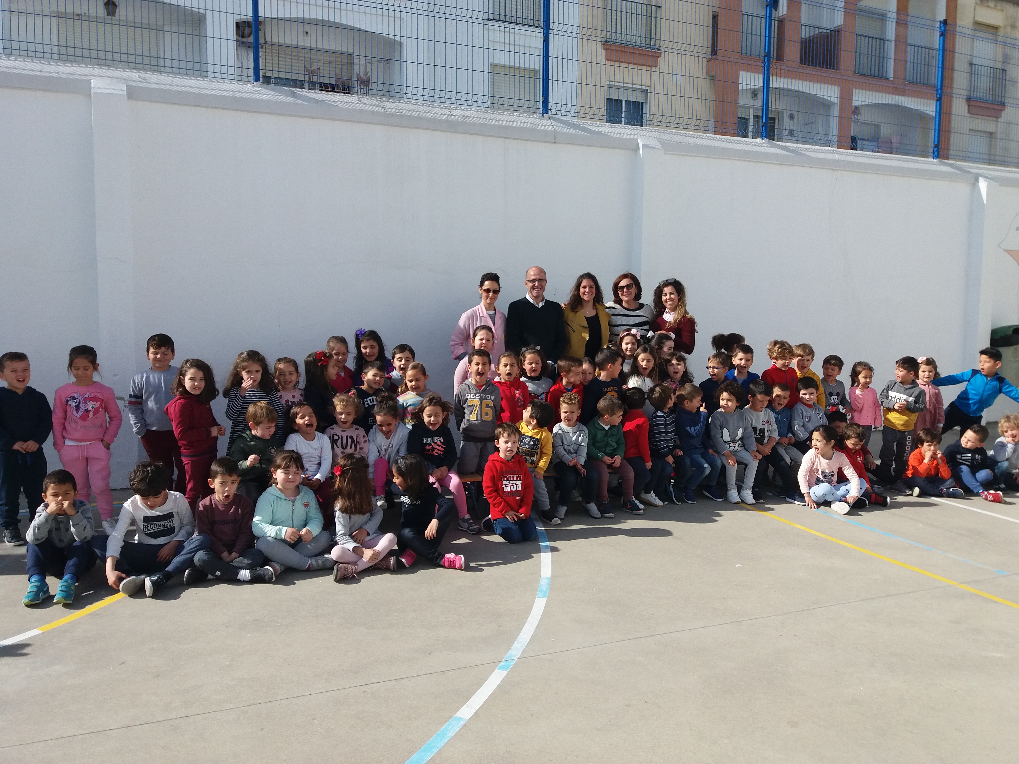 Alumnos Infantil Juan XXIII Barbate con responsables Aqualia y docentes