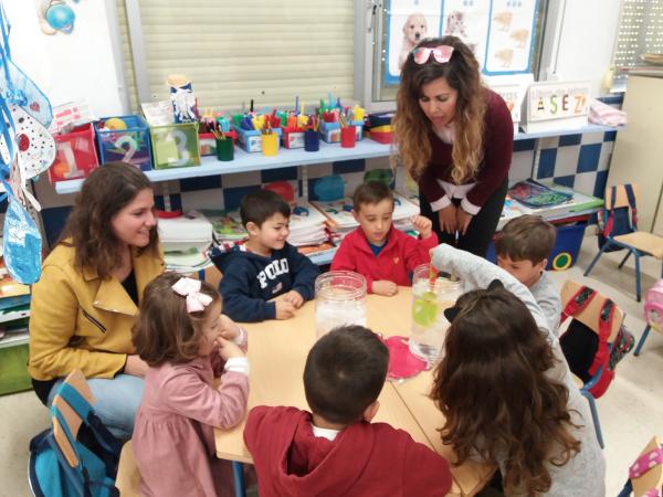 Alumnos Infantil Juan XXIII Barbate experimentan cómo las toallitas no se deshacen el agua