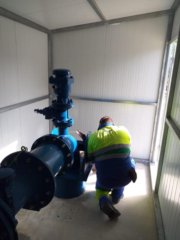 Aqualia trabaja en la reparación de una bomba de agua que ha provocado una disminución de caudal generalizada en los domicilios de Arcos