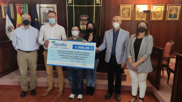 Entrega del cheque de Aqualia a ASPANDLE en el Ayuntamiento de Lepe