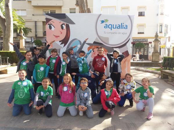 Escolares posan en el photocall de la Fiesta del Día Mundial del Agua de Aqualia en Ronda