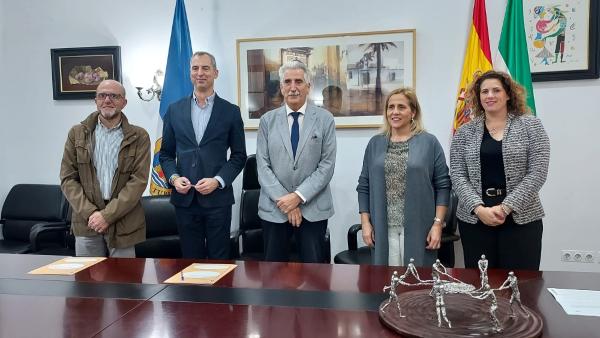 Aqualia y el Ayuntamiento de Chipiona renuevan el fondo social para el pago de recibos de agua a personas vulnerables