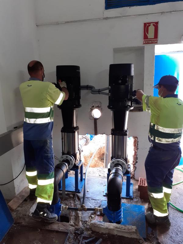 Trabajadores de Aqualia durante instalación equipos del bombeo de Atlanterra