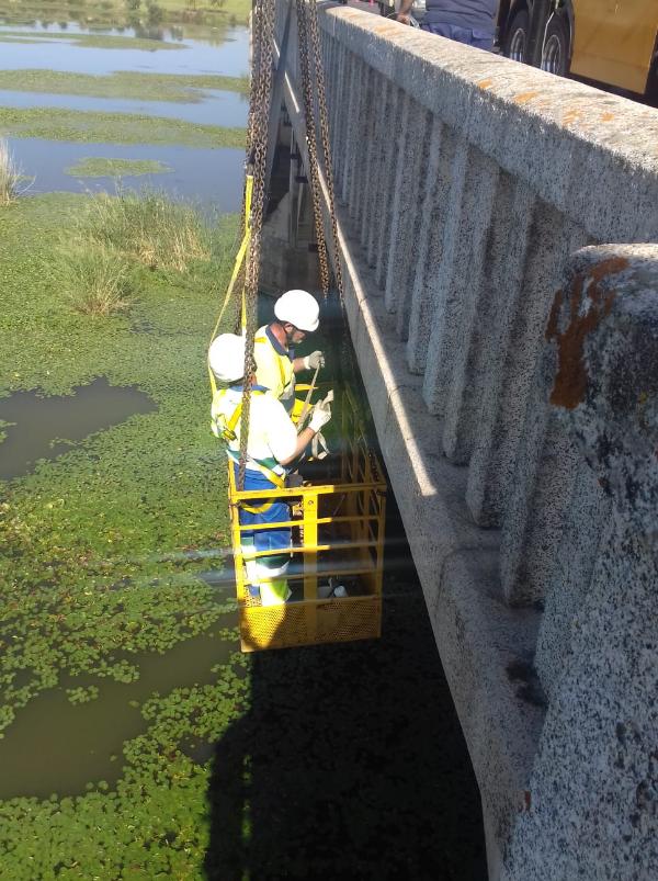 Continúa la reparación en la tubería colgante del Puente de la Universidad de Badajoz, que obliga a cortar un carril al tráfico