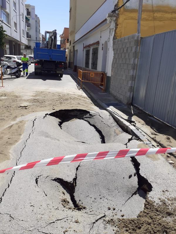 Aqualia trabaja en el arreglo de una rotura en la red de abastecimiento de la C/ Colón