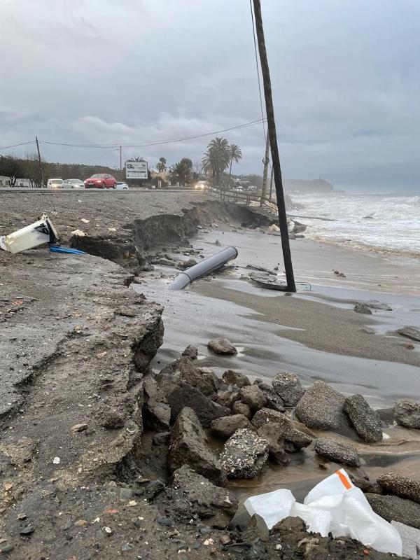 El temporal causa daños en la tubería de agua que discurre por la costa de Vélez-Málaga