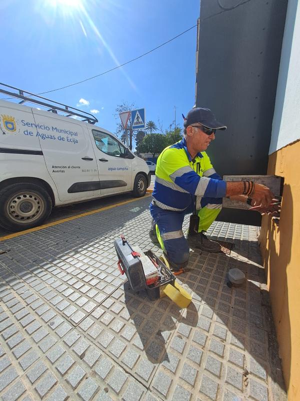 Aqua Campiña renueva el parque de contadores de agua en Écija