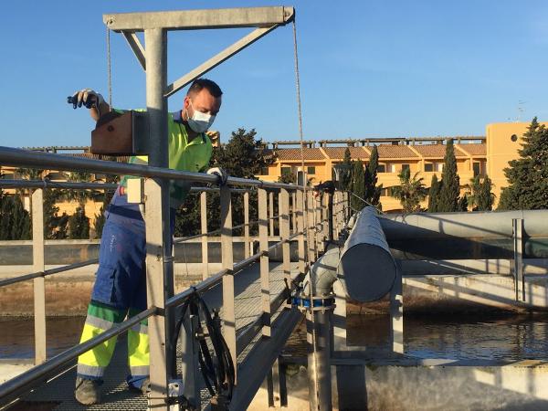 Trabajador de Aqualia en la depuradora de Atlanterra