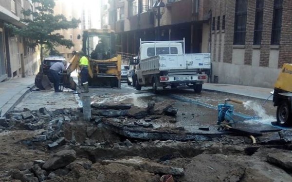 Una avería provoca a interrupción del suministro de agua en tres calles del centro y en la Plaza Santa Ana